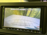 【バックカメラ】駐車時に後方がリアルタイム映像で確認できます。大型商業施設や立体駐車場での駐車時や、夜間のバック時に大活躍!運転スキルに関わらず、今や必須となった装備のひとつです!