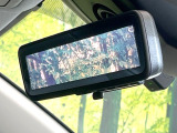 【デジタルインナーミラー】後席の大きな荷物や同乗者で後方が確認しづらい時でも安心!カメラが撮影した車両後方の映像をルームミラー内に表示。クリアな視界で状況の確認が可能です!