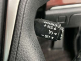 クルーズコントロール機能が付いています。 速度を設定するとアクセルを踏まなくても一定の速度で走ることができます。  高速道路ではとても便利な装置なんです。
