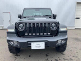 Jeepの伝統的な7スロットルと丸目ライトを採用