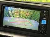 【バックカメラ】駐車時に後方がリアルタイム映像で確認できます。大型商業施設や立体駐車場での駐車時や、夜間のバック時に大活躍!運転スキルに関わらず、今や必須となった装備のひとつです!