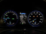 昼間でもくっきり見やすい、オプティトロンメーターです。ハイブリッド車は青のトーンで個性を表現。メーター中央にあるマルチインフォメーションディスプレイには、クルマの様々な情報を表示します。