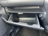【グローブボックス】大容量のグローブボックスです!!車検証ケース他、日頃使う小物類の収納スペースもたくさんあります!