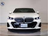【BMWの伝統-1】BMWの特徴的な&ldquo;キドニーグリル&rdquo;は、80年以上続く伝統の形でございます。変わらないこだわりのデザインが、プレミアムブランド&ldquo;BMW&rdquo;を創り出します。