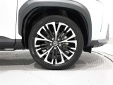 タイヤサイズは(215/50R18)で純正アルミホイールです。