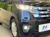 【HIDヘッドライト】非常に明るく前方を照らしてくれるので、悪天候や夜間の走行時も視界良好で安心してお乗りいただけます。