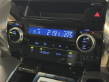 【左右独立オートエアコン】左右独立型、いわゆるデュアルエアコンです。運転席と助手席でそれぞれお好みの温度を設定可能です。