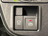 指先だけで簡単に操作が可能な電動パーキングブレーキを採用。「HOLD」スイッチを押すと、渋滞や信号待ちなどでブレーキペダルから足を離しても、ブレーキを保持するので安心です