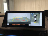【パノラミックビューモニター】専用のカメラにより、上から見下ろしたような視点で360度車の周囲を確認することができます。