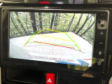 【バックカメラ】駐車時に後方がリアルタイム映像で確認できます。大型商業施設や立体駐車場での駐車時や、夜間のバック時に大活躍!運転スキルに関わらず、今や必須となった装備のひとつです!