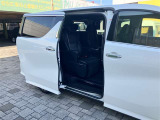 両側パワースライドドア付きだから、狭い駐車スペースなどでの 乗り降りラクラク!小さなお子さまのいるご家庭には嬉しい装備。
