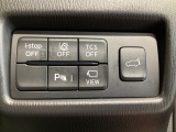 運転席脇のクラスタースイッチ部分にはカメラ切り替えスイッチ、パーキングセンサー、その他走行系スイッチを集中配置しております。