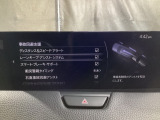 カメラが車線を認識してはみ出しそうになるとステアリングアシストが介入するレーン・キープ・アシストシステムを装備しております。お好みで作動・非作動の設定も可能です。