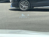 【ヘッドアップディスプレイ(HUD)】フロントウインドウガラスに走行情報を投影します。運転中の目線と重なるように表示されるので、少ない視線移動で速度が確認できるので、 ドライビングに集中できます!