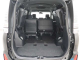 【トランクルーム】荷室の広さも十分です!シートアレンジでシートを畳めば長い荷物だって積めますね。シートアレンジの操作方法など、お気軽にご相談下さい。