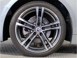 BMWの純正アロイホイールは軽量かつ強度にも優れているホイールで走行性能を引き上げる設計になっております。足元にもBMWは妥協がなくこだわっている個所になります。