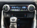 左右独立温度コントロールフルオートエアコンです。運転席、助手席それぞれで独立して温度設定ができます。冷え性の方が乗っても安心ですね♪