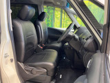 【黒革調シートカバー】運転席シート廻りは使用感も少なく、良好な状態となっています。丁寧に使われていたことがよくわかりますね。