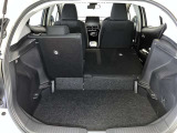 シートを倒せば荷室が広がり、用途に応じた使い方が可能で快適です。