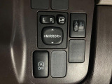 【電動格納ミラー】サイドミラーは電動格納式となっており、狭い駐車場でもキズがつくリスクを抑えられます。