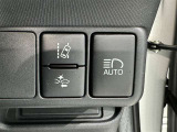 オートマチックハイビームとは、先行車や対向車のライトを認識し、ハイビームとロービームを自動で切り替える機能です。夜道の視界を確保します。詳細は販売店スタッフまでおたずねください。