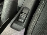 電動開閉ルーフスイッチ(アクティブトップ)。コクピットにいながら約20秒でフルオープンに出来、オープンスポーツカーならではの開放感を手軽に楽しめます。天候などの変化に合わせてクローズドも思いのままです
