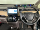 【ハンドル】運転にかかわる様々な操作を安全に行えるように視点移動が少なく操作性に配慮されたスイッチ類が凝縮されたコックピットです。