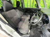運転席まわりには十分なスペースがあり、大柄な方でもゆったり運転していただける環境です。