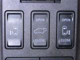 両側電動スライドドアを装備しております。