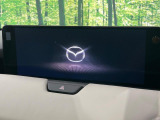 【12.3インチマツダコネクト】車内の雰囲気にマッチした大型ディスプレイ。スマホ接続でのナビ使用やBluetooth再生等、様々な機能が楽しめます。直感的なダイヤル操作が可能で、使い勝手も良好です。
