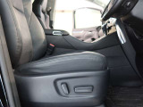 パワーシート搭載。微妙な調整が手軽にでき、ピッタリなポジションで運転することが可能です。
