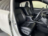 運転席/助手席です。姿勢が崩れず正確なステアリング操作で安心です。