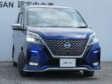 アダプティブLEDヘッドライト。フロントカメラで前方の状況を検知し対向車や先行車に眩しい思いをさせることなく必要なところだけを遠くまで照射します。