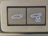 【パワーバックドア】スマートキーや運転席のボタンを押すだけでリアゲートが自動で開閉します!荷物を持っている時や、高い位置にあるバックドアを閉める際に便利な機能です♪