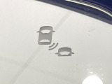 【ブラインドスポットインフォメーション】走行中、ドアミラーの死角になりやすい箇所に後続車が接近するとサイドミラー付近に警告を表示、ドライバーに注意喚起をしてくれます。
