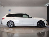 【BMWの伝統-3】BMWのお車は、&ldquo;駆け抜ける歓び&rdquo;を体現しております。走行の安定性とコーナリングの良さを追求し、思い通りにハンドルの操作可能です。