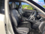 運転席まわりには十分なスペースがあり、大柄な方でもゆったり運転していただける環境です。