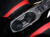 手に取りやすい位置にドリンクホルダーが付いて、運転中も目線を落とさずに水分補給が出来ますよ(*^^*)