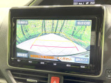 【バックカメラ】駐車時に後方がリアルタイム映像で確認できます。大型商業施設や立体駐車場での駐車時や、夜間のバック時に大活躍!運転スキルに関わらず、今や必須となった装備のひとつです!