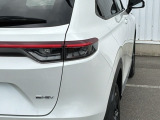 特徴的なデザインで後方からの確認しやすいLEDリアコンビネーションランプ