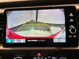 リバースギアに入れるだけで後方の表示へ切り替わります。夜間や雨の日の駐車も楽になりますよ。