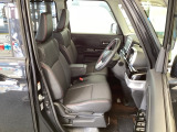 フロント広々、ベンチシートの運転席は、ハイトアジャスターが付いているので、快適にドライブができます。ハンドルはチルトステアリングで、ハンドル位置を上下に調節できます。