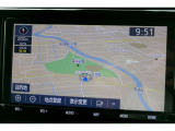 純正9インチT-Conecctナビを装備。通常のナビよりも大画面で地図や映像を見ることができます。