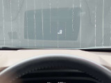 ヘッドアップディスプレイ!速度やナビ情報をフロントガラスに投影するので運転中の視線移動を最小限に抑えます。
