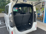 荷室もしっかり確保してございます。後席は前後にスライドする事も可能です。