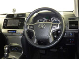 運転席まわりです。 各操作スイッチは使いやすい位置に配置されてます。
