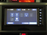 AM/FMラジオ・フルセグTV・Bluetooth機能付き。CD/DVDの再生も可能です。