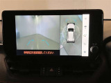 【パノラミックビューモニター】映像で、見づらい車両周辺の確認をアシスト。クルマを真上から見ているような映像を表示。 運転席から確認しにくい車両周囲の状況を把握。