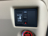 左側に電動スライドドアを装備。ワンタッチで開閉できるため、荷物の積み降ろしやお子さまの乗り降りがスムーズです。