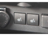 運転席と助手席にシートヒーターが付いています。